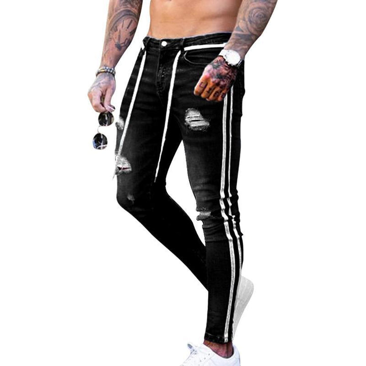 Modne męskie jeansy slim fit, stylowe i wygodne. Przecierane spodnie denim dla mężczyzn, do casualowych outfitów.