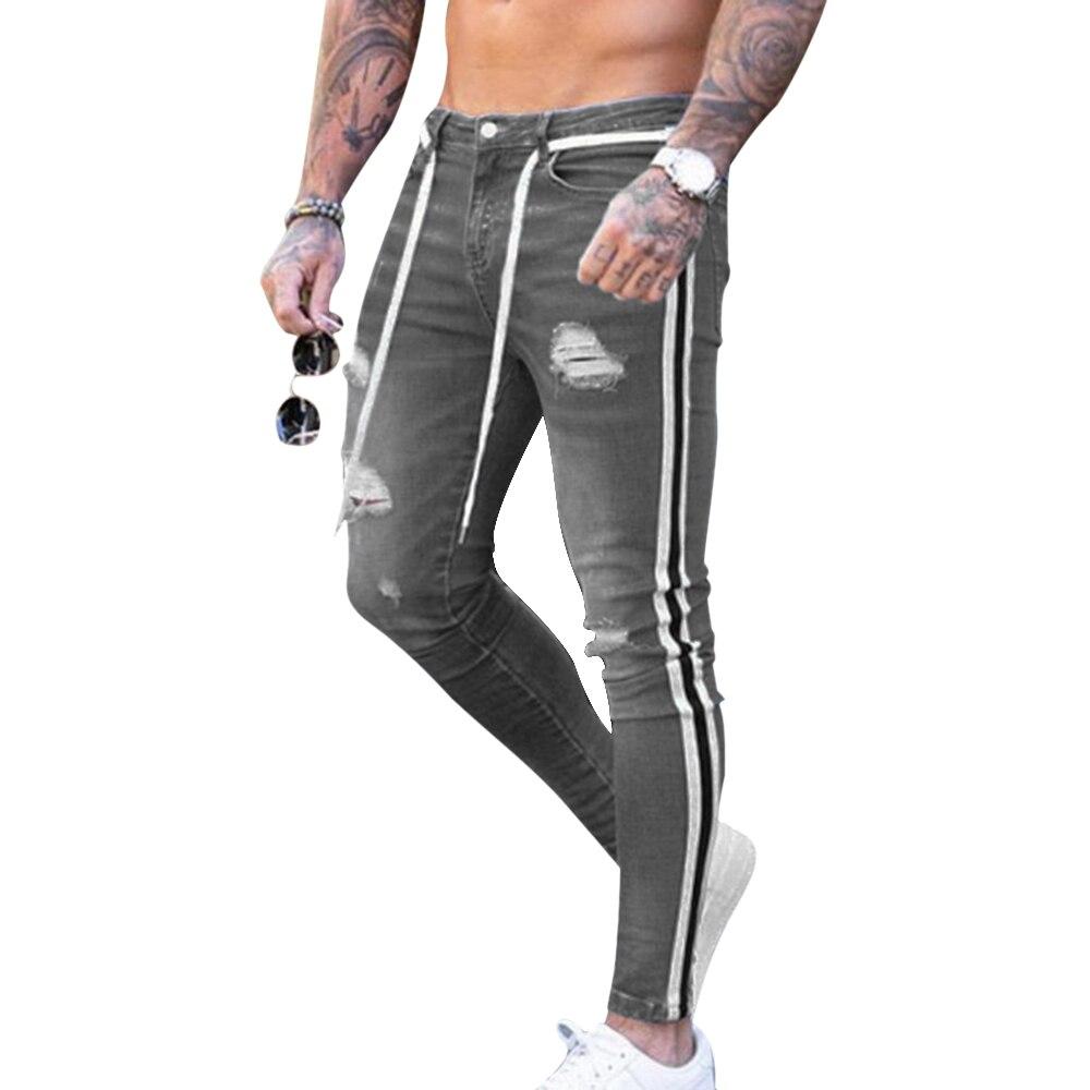Komfortowe męskie jeansy slim fit z modnymi przetarciami. Stylowe spodnie denim, idealne dla mężczyzn ceniących modę.