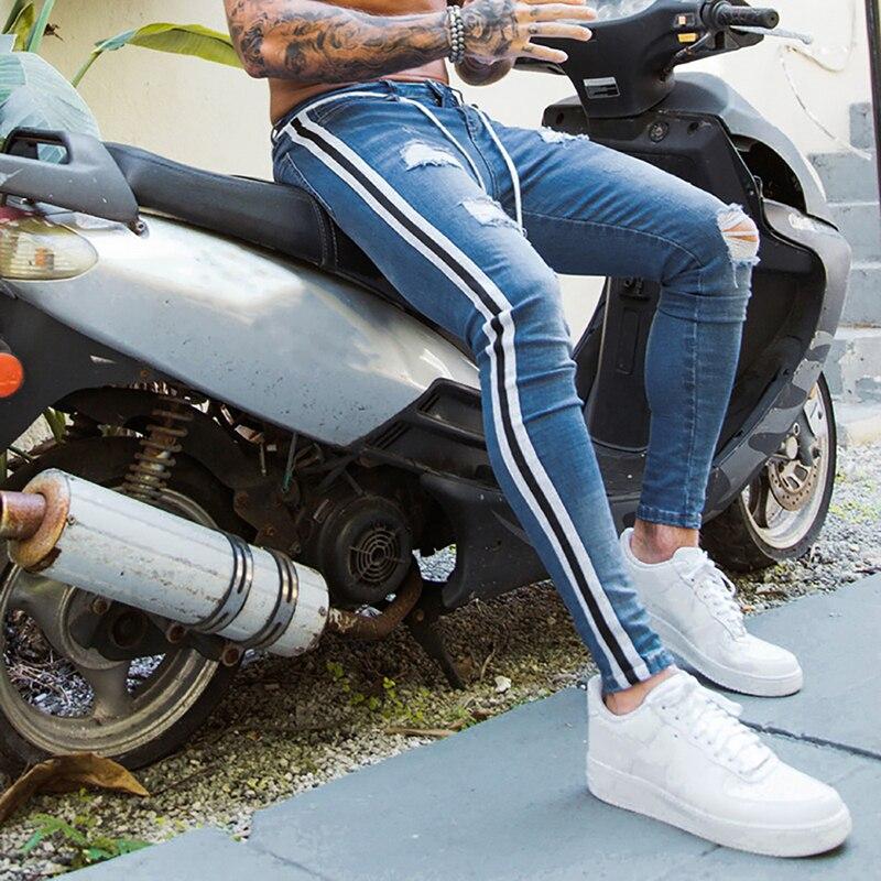 Męskie spodnie jeansowe slim fit z przetarciami. Modny denim dla mężczyzn, stylowy i casualowy.