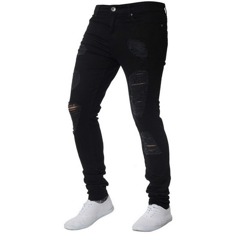 Czarne męskie jeansy slim fit z modnymi przetarciami. Komfortowe i stylowe, świetne do casualowych outfitów.