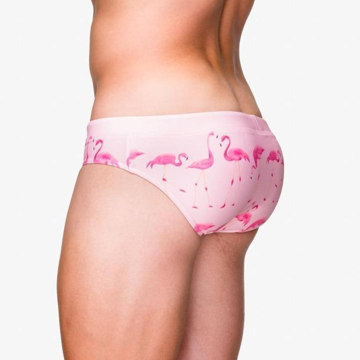 Kolorowe kąpielówki męskie slipy z flamingami. Stylowe i komfortowe do letnich aktywności.