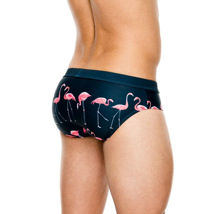 Kąpielówki męskie slipy z kolorowymi flamingami. Komfortowe, idealne na wakacje i plażę.