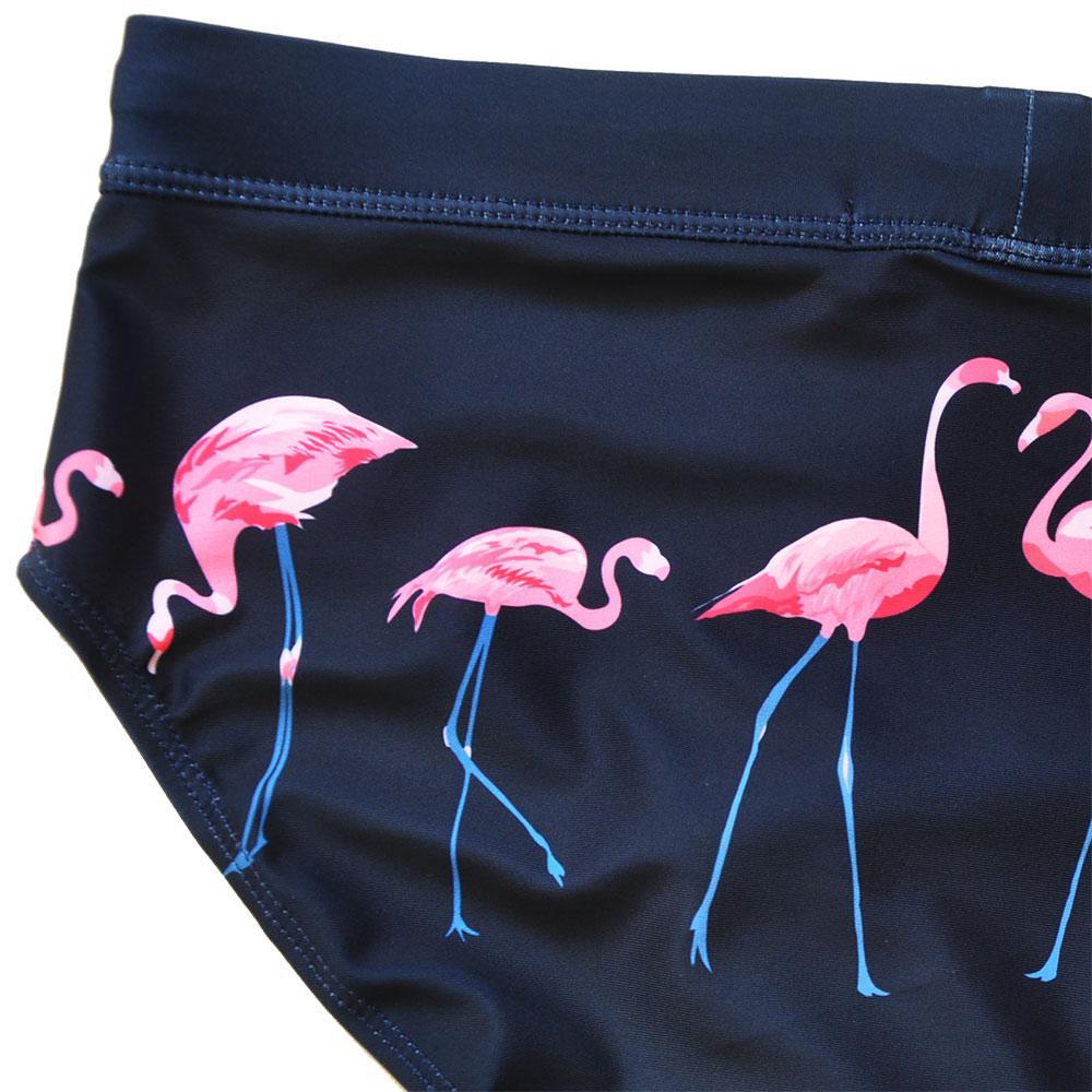 Wzorzyste kąpielówki męskie slipy z flamingami. Modny strój kąpielowy na upalne lato.