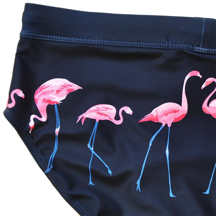 Wzorzyste kąpielówki męskie slipy z flamingami. Modny strój kąpielowy na upalne lato.