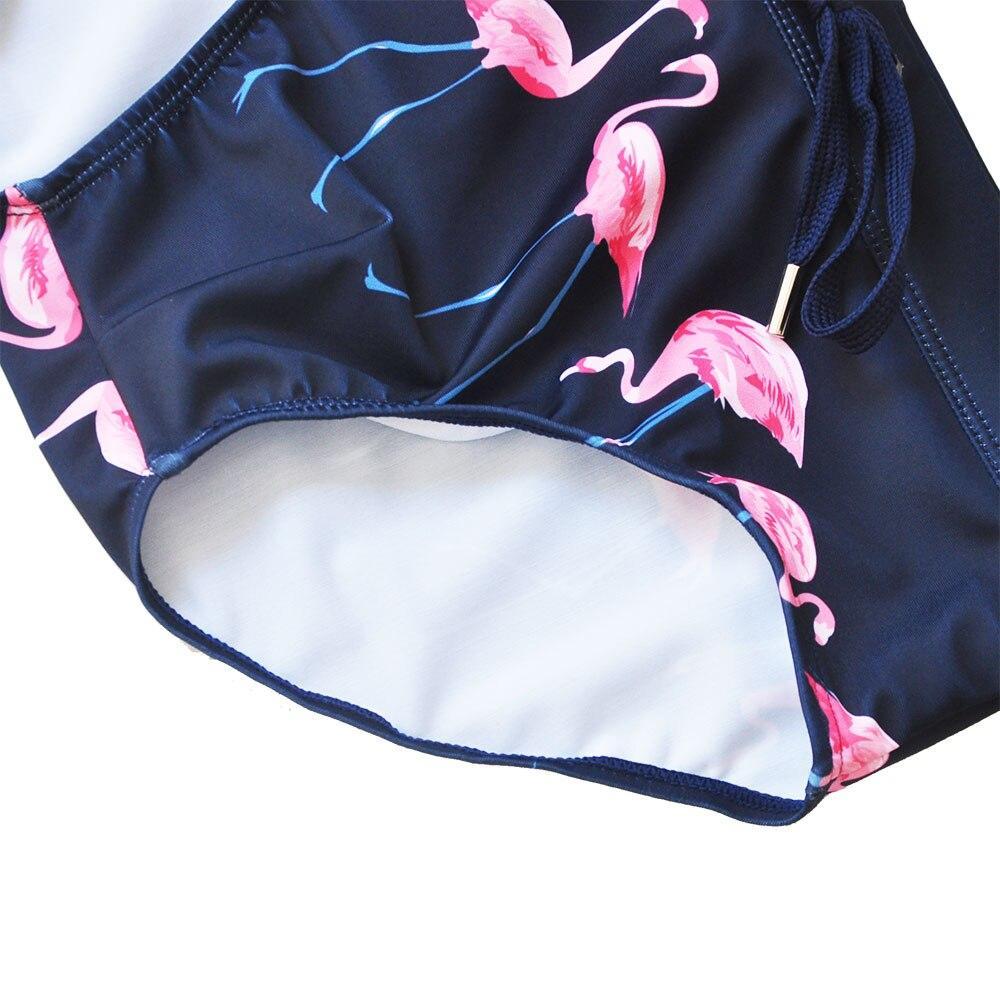 Jasne kąpielówki męskie slipy z flamingami. Stylowe na lato, plażę i basen.