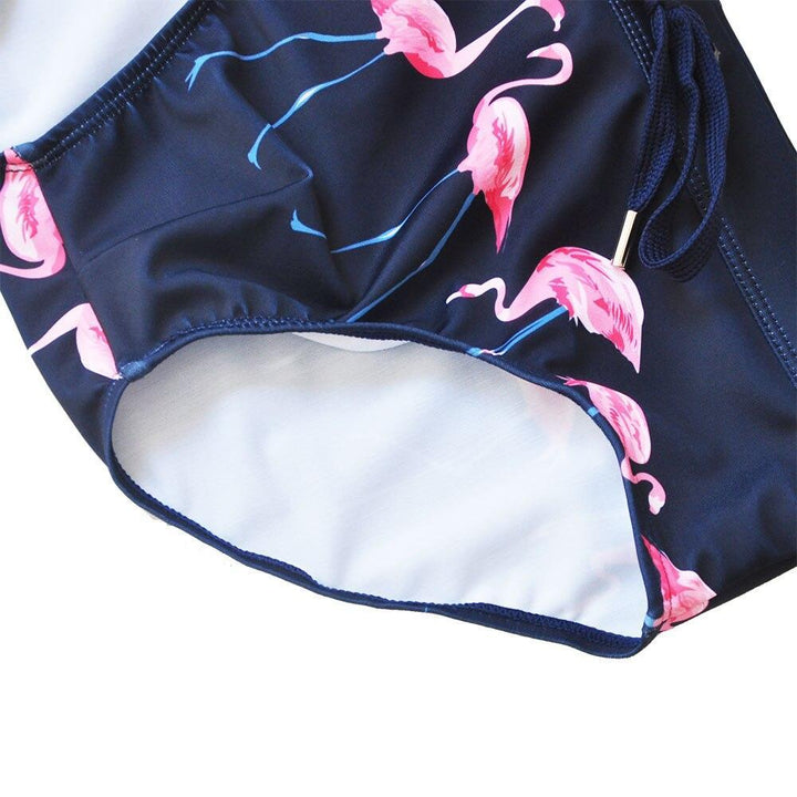 Jasne kąpielówki męskie slipy z flamingami. Stylowe na lato, plażę i basen.