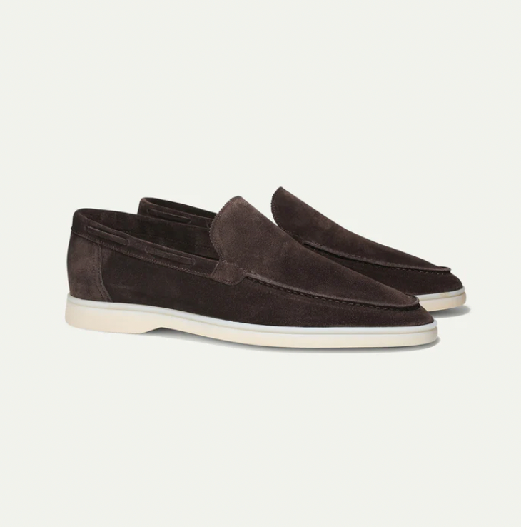 Męskie loafersy z subtelnymi detalami, gwarantujące styl i wygodę. Eleganckie buty na każdą okazję.