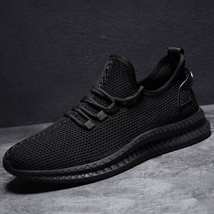 Męskie sportowe sneakersy z lekkiej siateczki, zapewniające komfort i przewiewność.