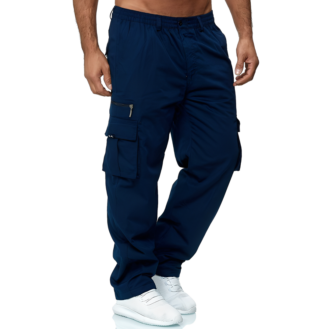 Męskie spodnie cargo w swobodnej stylizacji z t-shirtem i butami – komfort i modny, luźny styl.