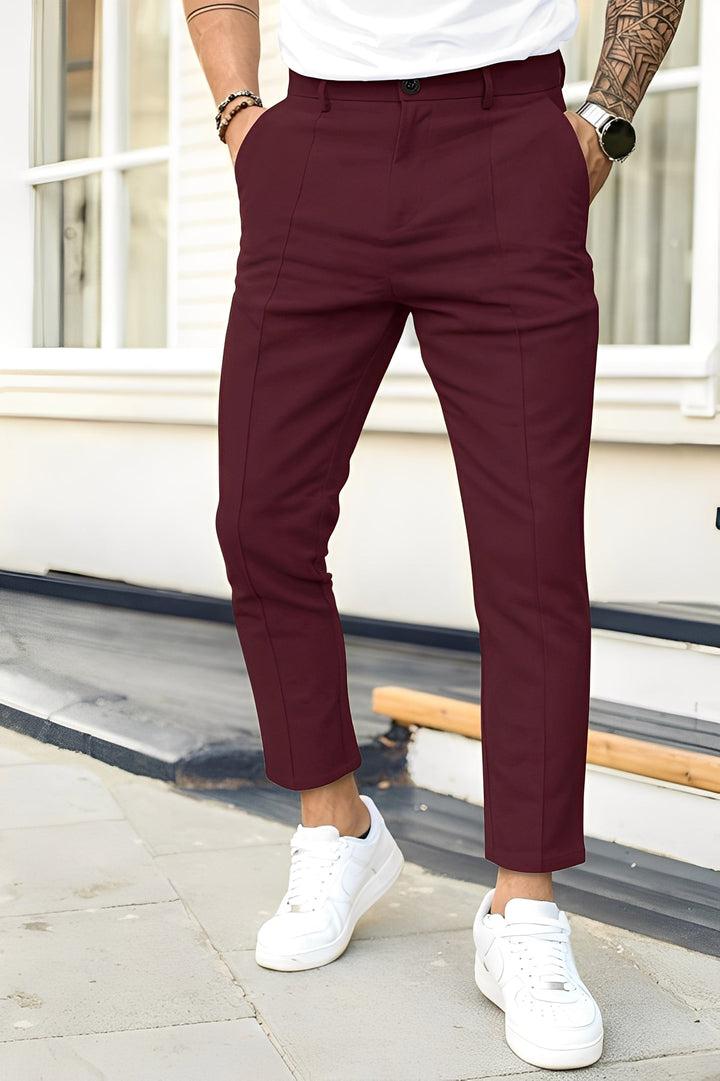 Stylowe męskie spodnie. Modne i eleganckie spodnie casual z luźnym krojem, zapewniające komfort.