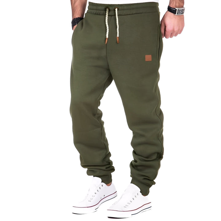 Stylowe męskie spodnie dresowe w luźnym kroju. Komfortowe i modne spodnie casual do codziennych stylizacji.
