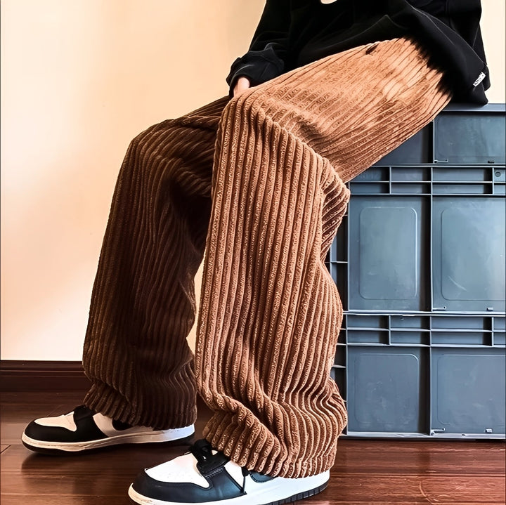 Stylowe męskie spodnie dresowe Kristian brązowe, luźny fason, idealne do modnych stylizacji casual na co dzień.