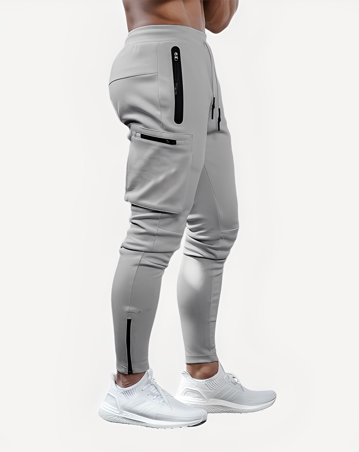 Mężczyzna w luźnych spodniach dresowych podczas aktywności fizycznej, podkreślające sportowy styl.