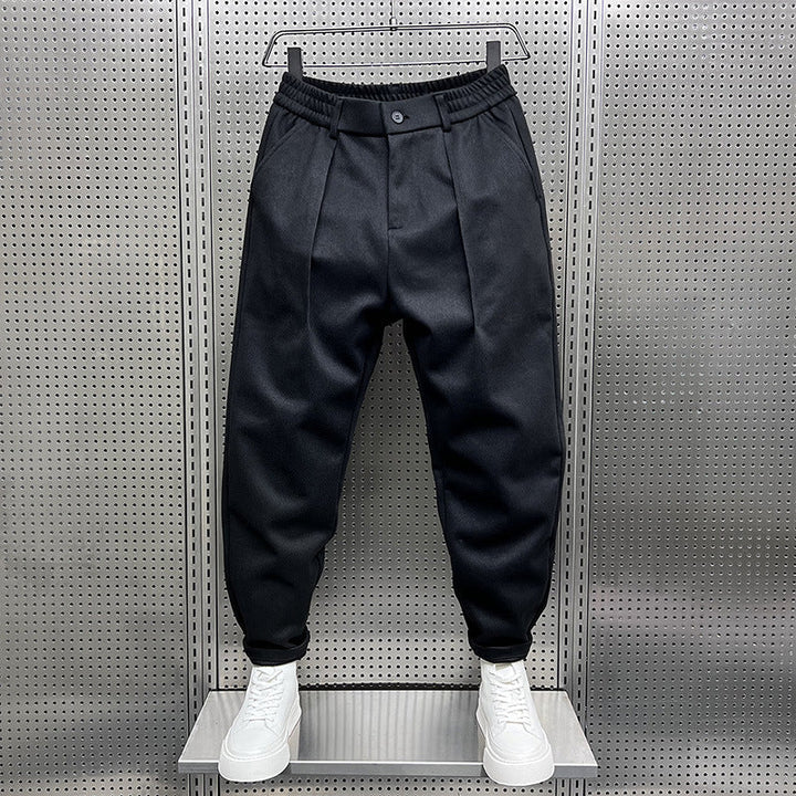 Wygodne, luźne spodnie męskie typu evergreen, idealne do codziennych stylizacji. Podstawa męskiej odzieży.