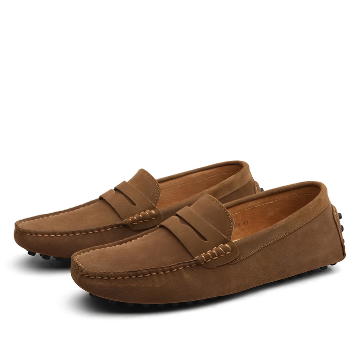 Mężczyzna prezentuje modne mokasyny męskie. Wygodne casualowe buty idealne na wiosnę/lato.