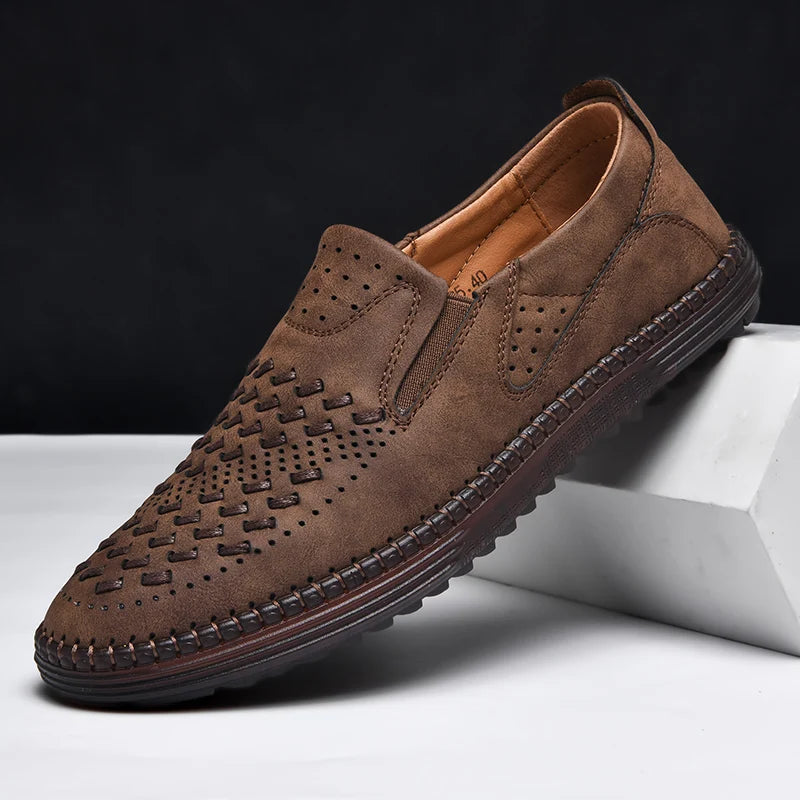 Zbliżenie na eleganckie mokasyny męskie, ukazujące fakturę materiału, komfortowe buty wsuwane.