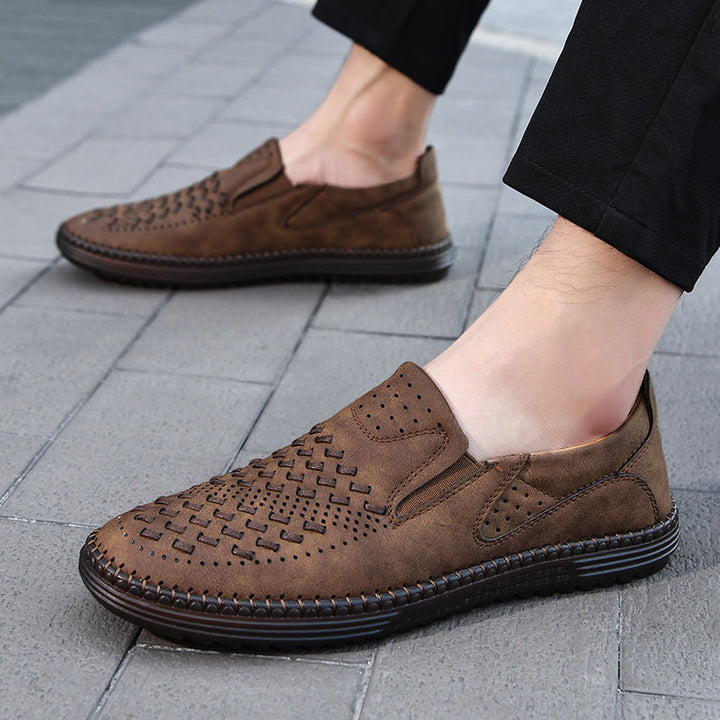 Czarne mokasyny męskie, klasyczne i modne buty wsuwane, idealne do eleganckich stylizacji.