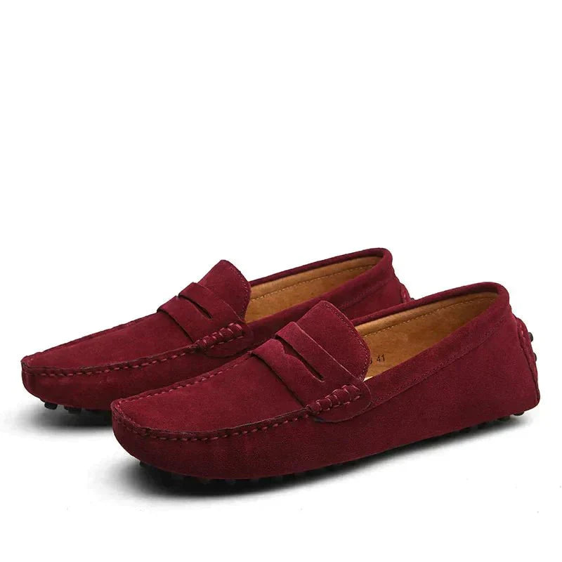 Boczne ujęcie męskich mokasynów wsuwanych. Eleganckie, komfortowe buty w włoskim stylu, idealne na każdą okazję.