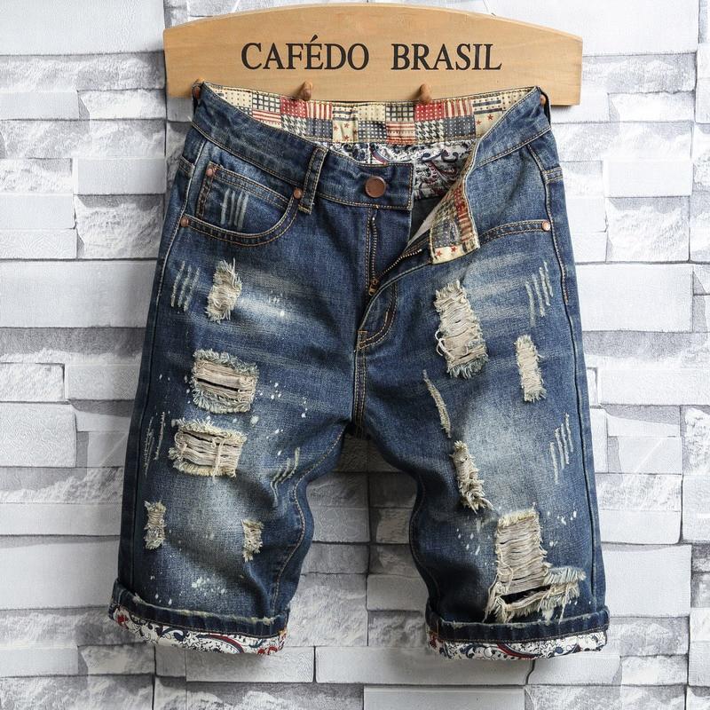 Męskie niebieskie szorty jeansowe slim fit z modnymi przetarciami, idealne na letnie dni.