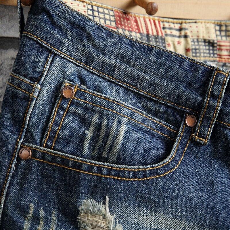 Modne szorty męskie slim fit z denimu, z celowymi przetarciami, idealne do letnich stylizacji.