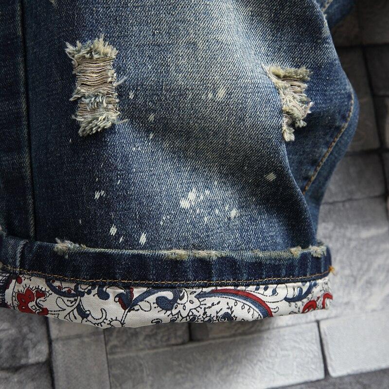 Nowoczesne szorty męskie jeansowe slim fit, z oryginalnymi przetarciami, do miejskich stylizacji.