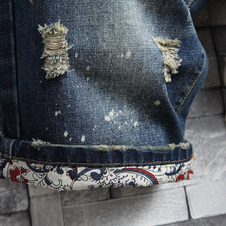 Nowoczesne szorty męskie jeansowe slim fit, z oryginalnymi przetarciami, do miejskich stylizacji.