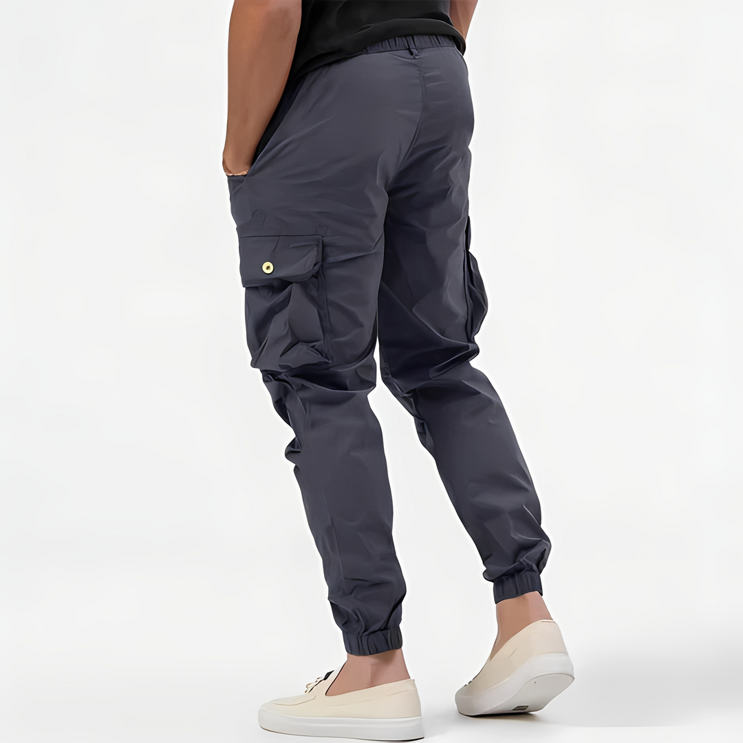 Wygodne męskie spodnie cargo z licznymi pojemnymi kieszeniami. Modny krój casualowy, doskonałe do streetwearu.