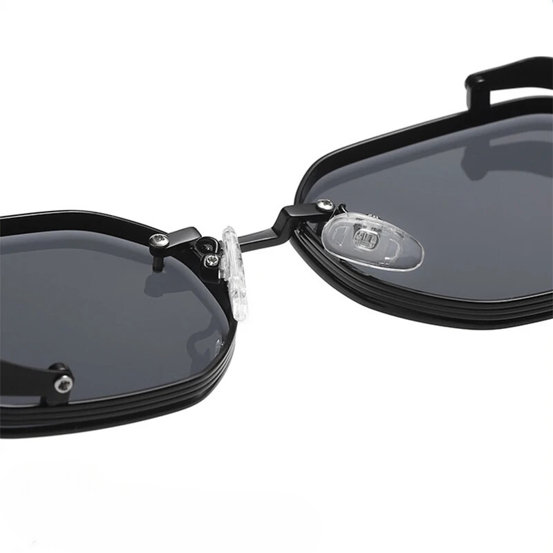 Stylowe męskie okulary przeciwsłoneczne steampunk w klimacie retro. Ciemne soczewki, solidna rama, ochrona UV.