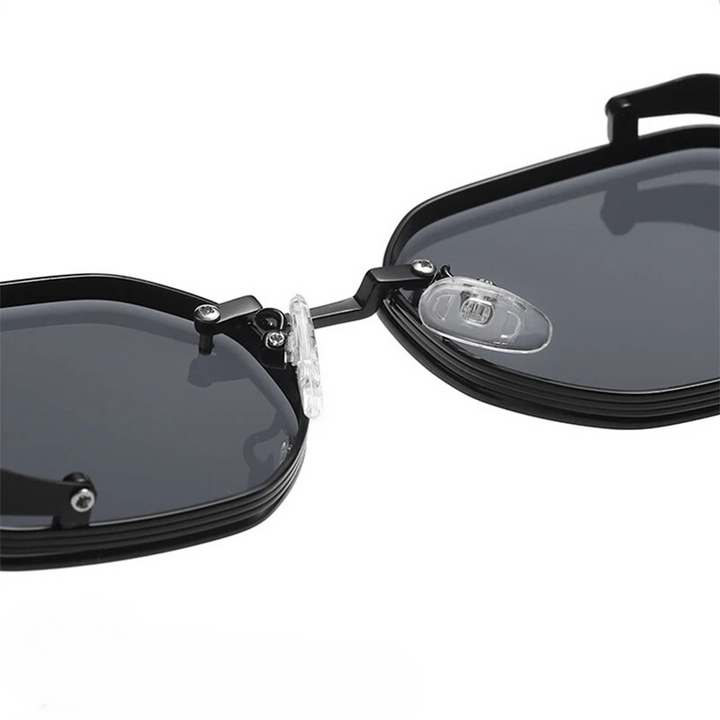 Stylowe męskie okulary przeciwsłoneczne steampunk w klimacie retro. Ciemne soczewki, solidna rama, ochrona UV.
