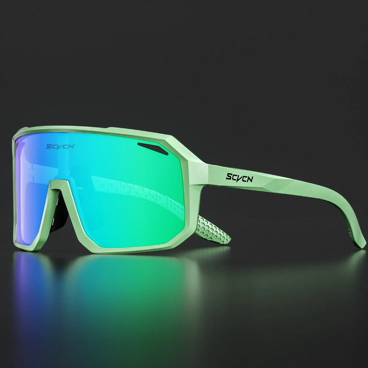 Akcesoria rowerowe: męskie okulary sportowe UV400, na jasnym tle.
