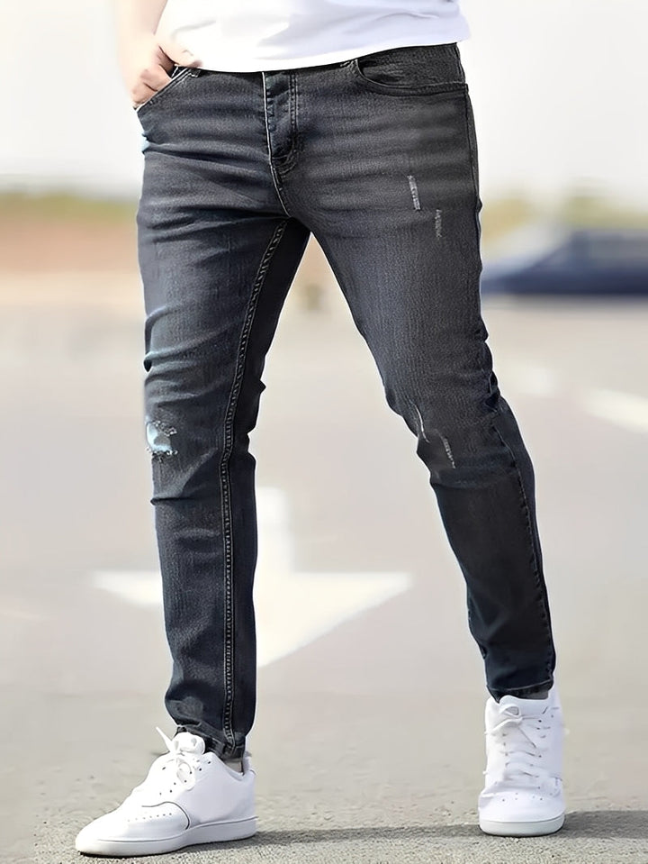Stylowe męskie skinny jeansy z przetarciami. Casualowe spodnie denim, idealne do męskiego streetwearu.