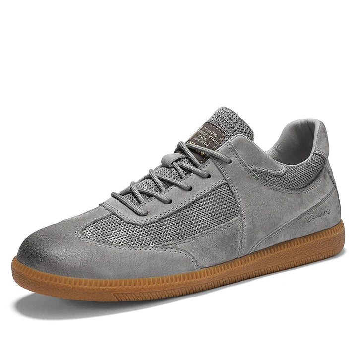 Obuwie męskie retro: Sznurowane sneakersy w beżowo-szarej kolorystyce. Modne, komfortowe buty do casualowych stylizacji.