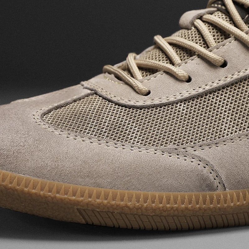 Modne męskie sneakersy retro, szare i beżowe. Sznurowane buty do casualowych stylizacji na co dzień, styl uliczny.