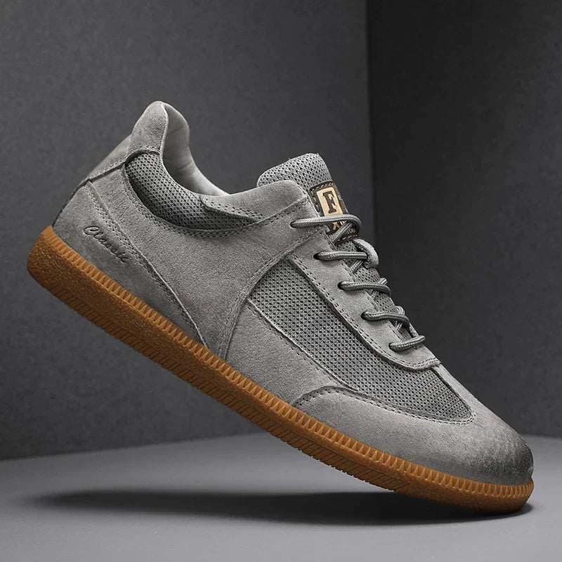 Sneakersy męskie retro sznurowane, beżowo-szare. Stylowe obuwie sportowe na jesień, idealne do miejskiego stylu.