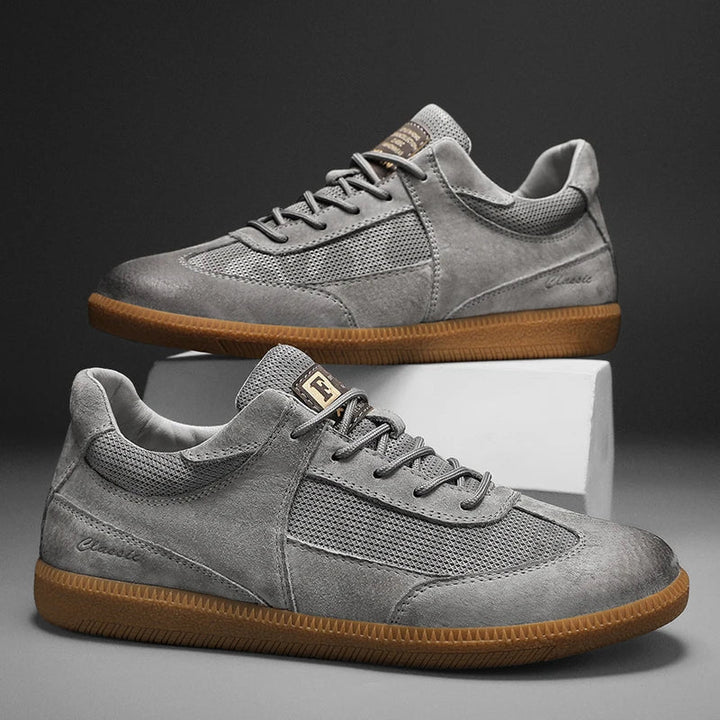 Beżowo-szare męskie sneakersy retro, sznurowane. Komfortowe obuwie do modnego, miejskiego stylu ulicznego.
