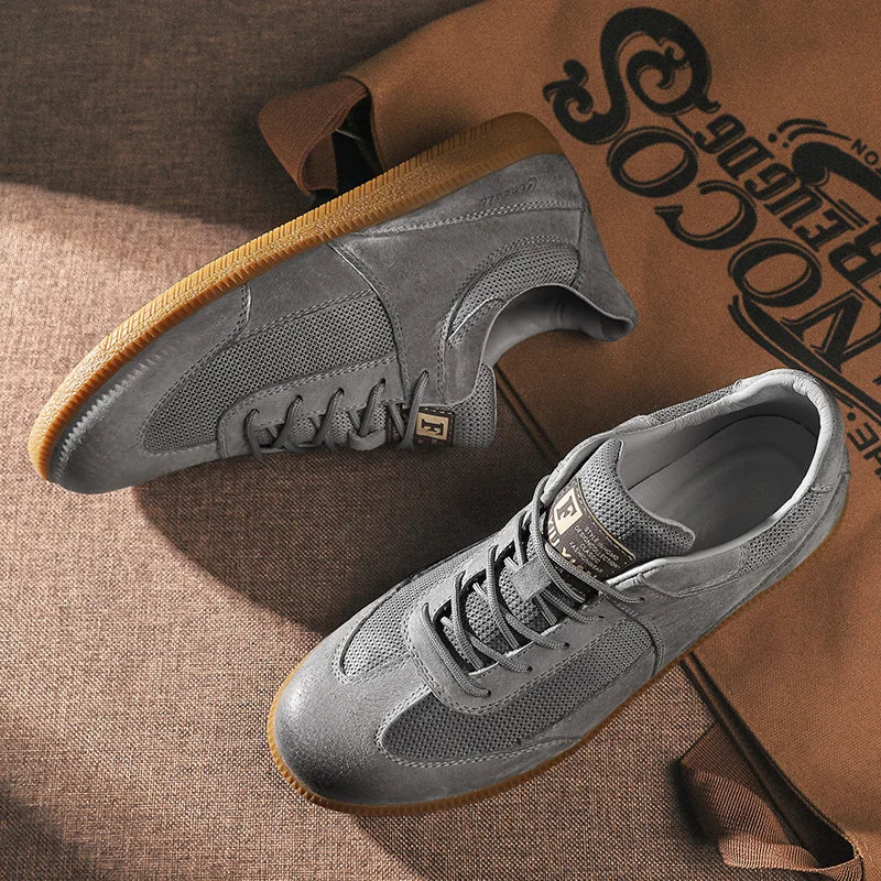 Klasyczne męskie sneakersy retro sznurowane. Modne beżowo-szare obuwie sportowe do miejskiego stylu.