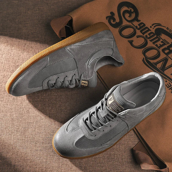 Klasyczne męskie sneakersy retro sznurowane. Modne beżowo-szare obuwie sportowe do miejskiego stylu.