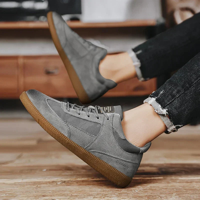 Detal: Męskie sneakersy retro, sznurowane, w odcieniach beżu i szarości. Komfortowe, miejskie obuwie casual.