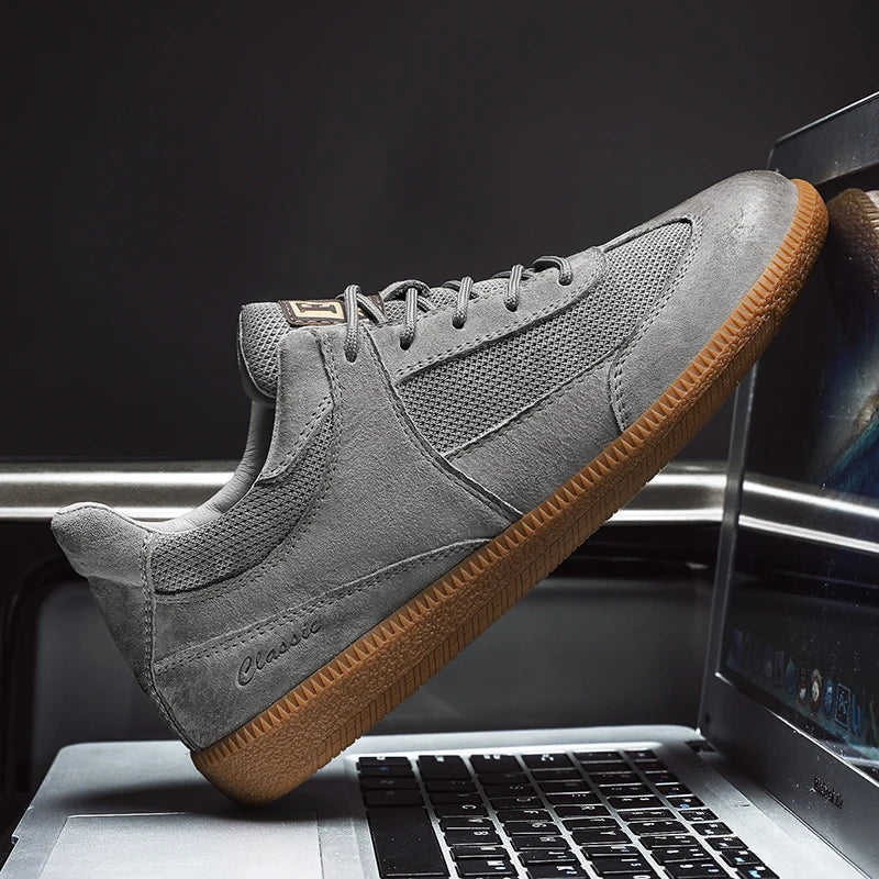 Męskie sznurowane sneakersy retro. Beżowo-szare buty do modnego miejskiego stylu ulicznego. Komfortowe obuwie sportowe.