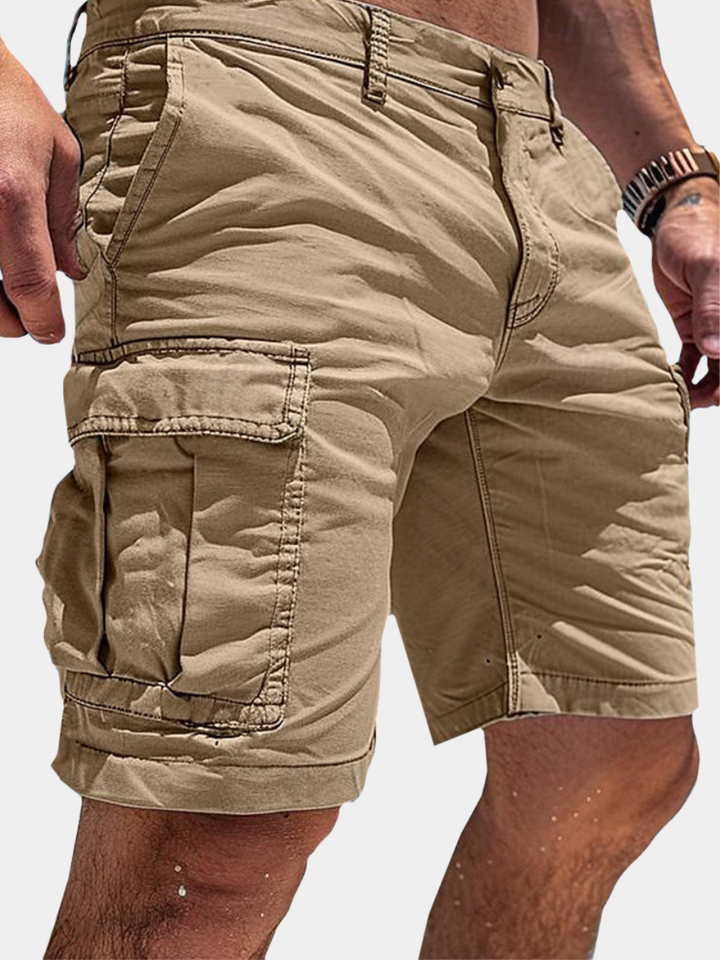 Zbliżenie na detale męskich spodenek cargo w odcieniu khaki