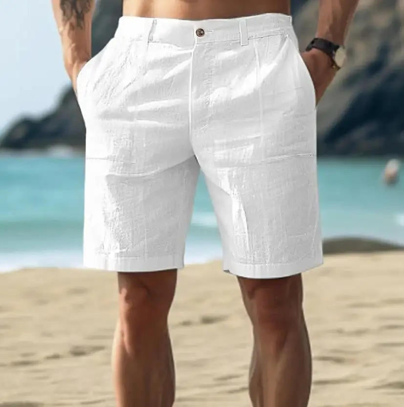 Męskie krótkie spodenki w kolorze białym na plaży