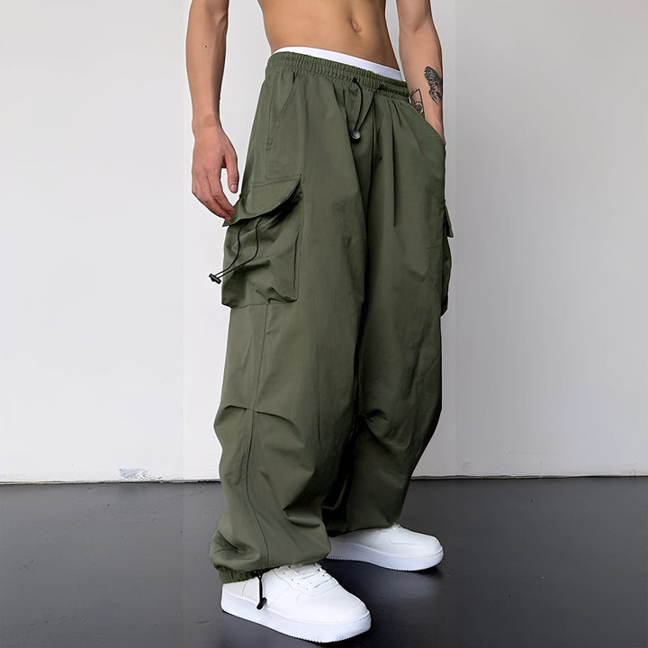 Komfortowe męskie spodnie cargo baggy Kaleb z pojemnymi kieszeniami, luźny fason na co dzień. Modna odzież.