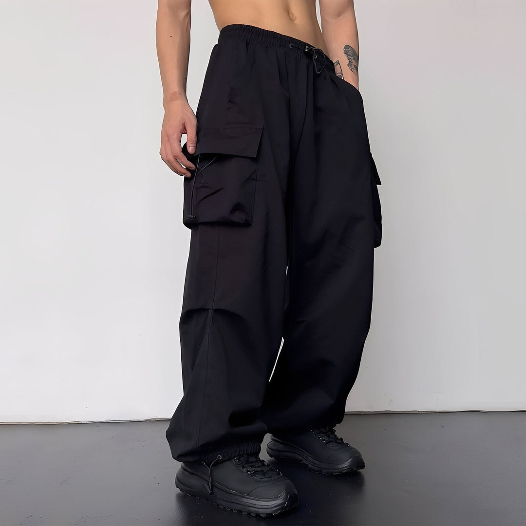 Stylowe męskie spodnie baggy Kaleb cargo, idealne na casualowe wyjścia i do stylu ulicznego. Modny design.