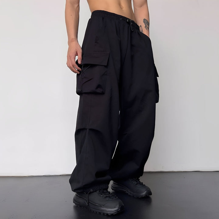 Stylowe męskie spodnie baggy Kaleb cargo, idealne na casualowe wyjścia i do stylu ulicznego. Modny design.