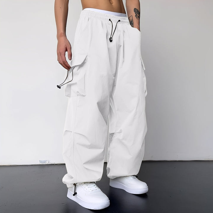 Męskie spodnie baggy Kaleb cargo z licznymi kieszeniami. Luźny, komfortowy krój na co dzień, moda męska.