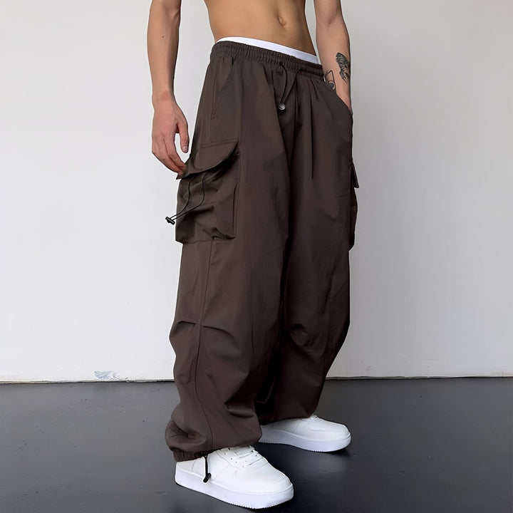 Męskie spodnie Kaleb cargo baggy, modny luźny krój na co dzień. Evergreen, idealne do casualowych stylizacji.