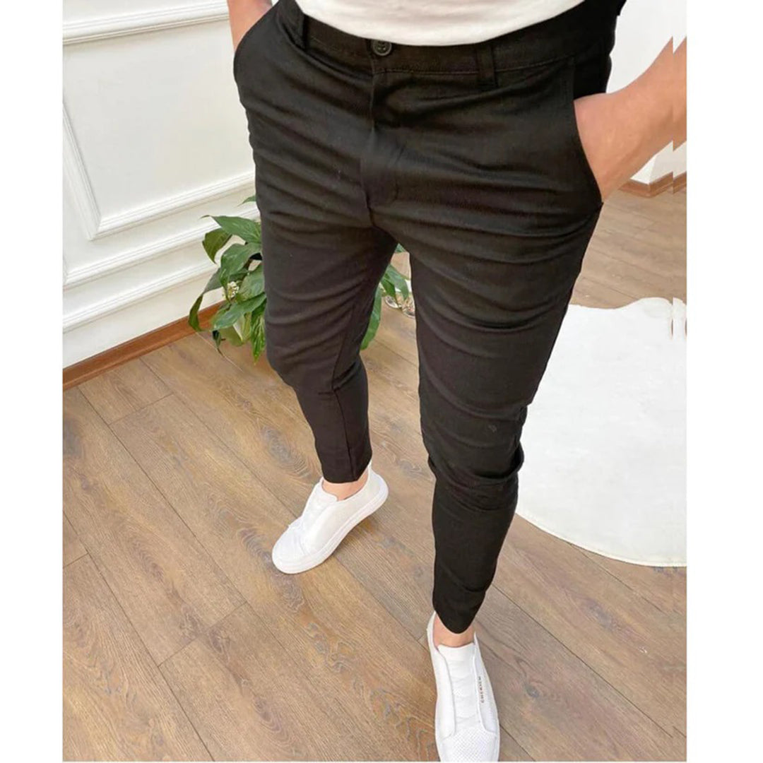 Męskie spodnie Bartosz slim fit, stylowe i wygodne, idealne do biura i na co dzień. Elegancka moda męska.
