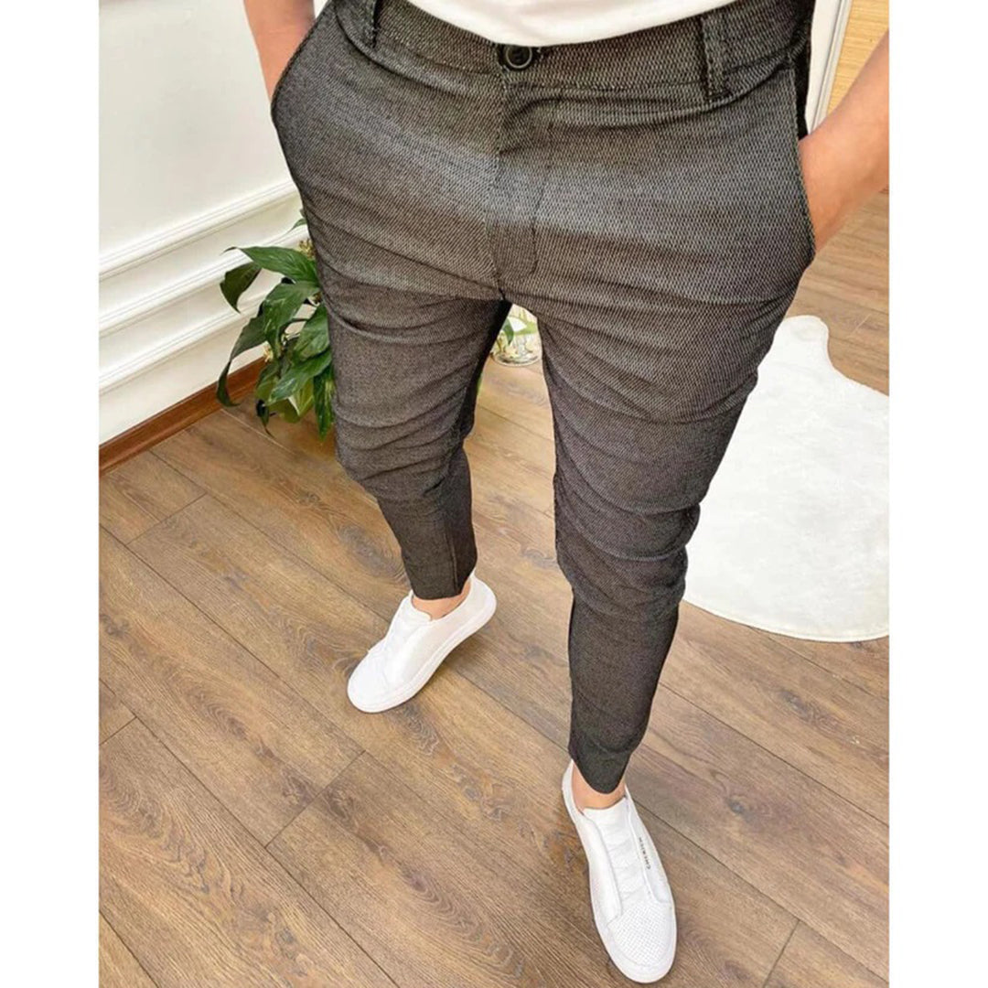 Wygodne męskie spodnie Bartosz, dopasowany krój slim fit. Idealne na jesień, casualowe i eleganckie.