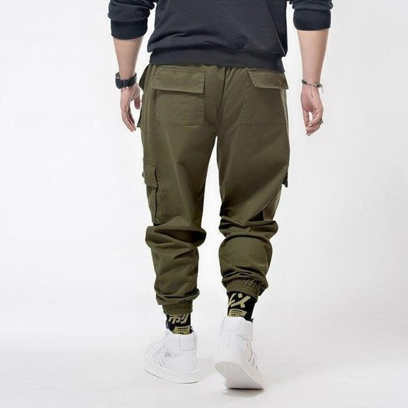 Czarne męskie spodnie cargo typu bojówki, z luźnym krojem i wygodnymi kieszeniami, must-have do streetwearu.