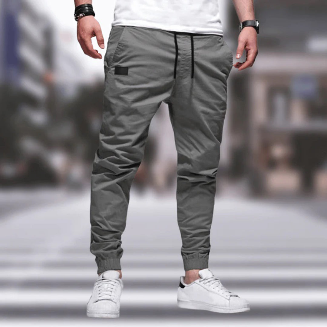 Męskie spodnie cargo bojówki, idealne na lato. Wygodne i funkcjonalne do streetwearu oraz casualowych stylizacji.